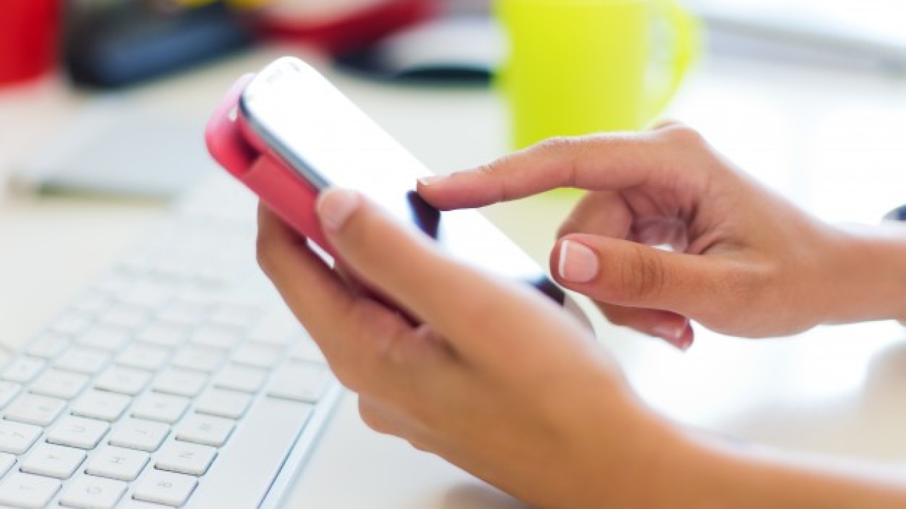 mobile-phone-woman-s-hand-indoor-image_1301-3717